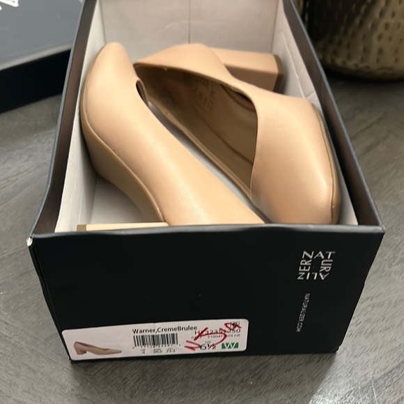 Naturalizer Warner Square Toe Pump (Wide) - Picture 2 of 13